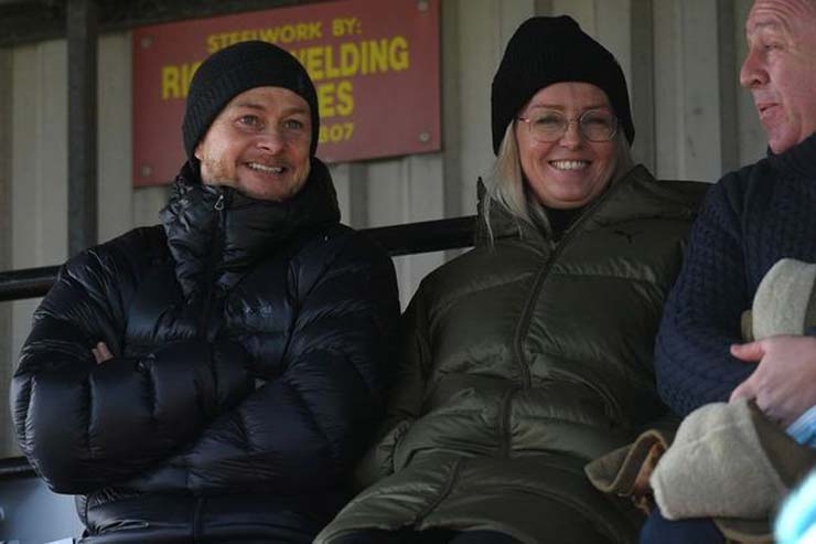 HLV Ole Gunnar Solskjaer và vợ mình, Silje, dự khán trận đấu ở Anh ngày 30/1 để cổ vũ con gái cưng Karna 