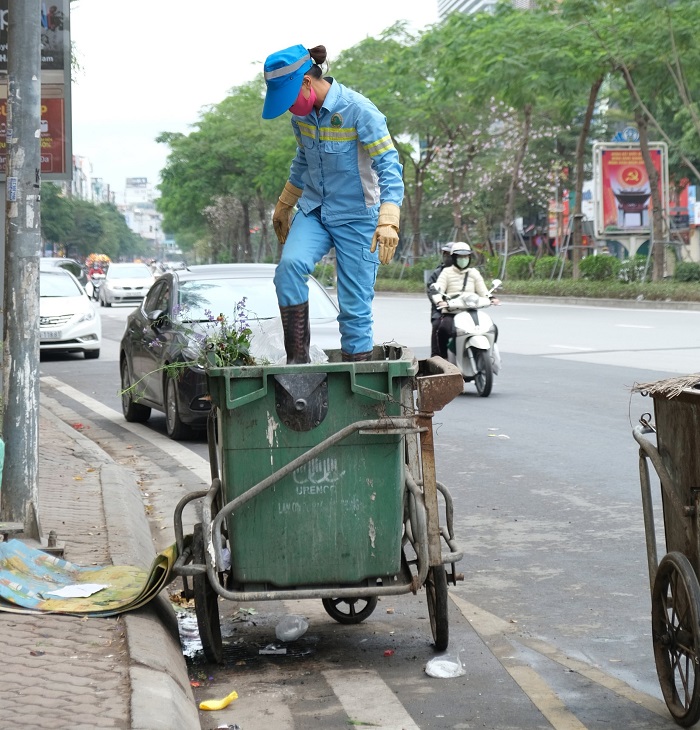 Những người công nhân đang hối hả, tất bật thu gom rác, làm đẹp cho các tuyến phố, ngả đường được sạch sẽ, trang hoàng trong năm mới.