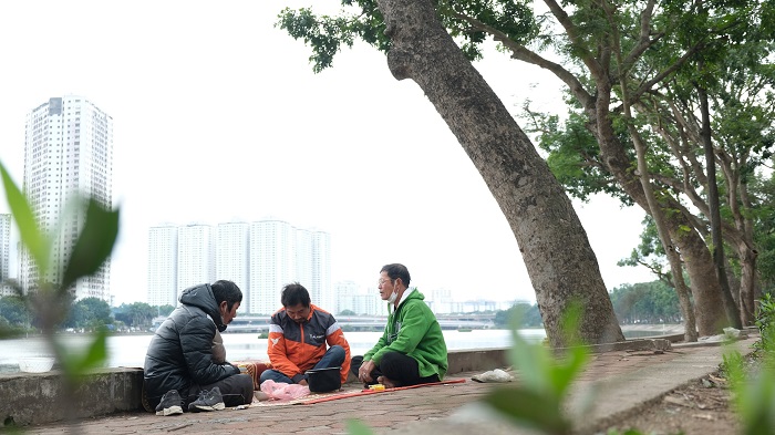 Những người lao động đang cố gắng bán hết hàng để về nhà quây quần bên gia đình nhưng 3 người đàn ông vô gia cư này lại không có nhà để về.
