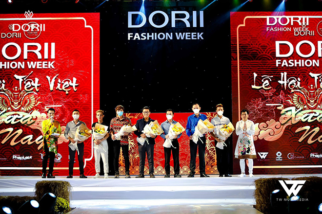 NTK Tạ Linh Nhân ra mắt 5 bộ sưu tập tại &#34;Dorii Fashion Week 2022&#34; - 1