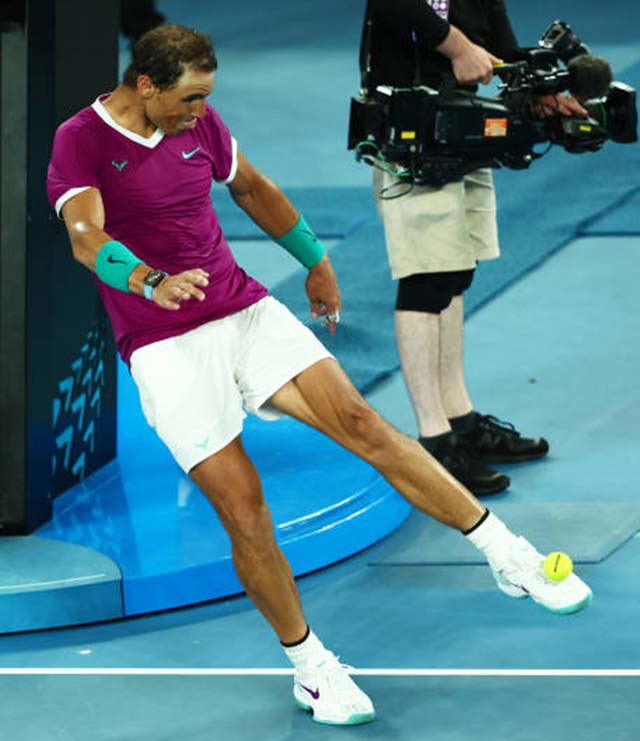 Nadal sút một quả bóng tennis lên khán đài trong màn ăn mừng chiến thắng