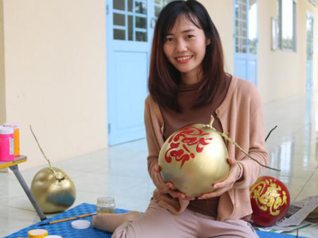 Bạn trẻ - Cuộc sống - Cô giáo dùng chữ thư pháp 'thổi hồn’ lên trái cây chưng Tết