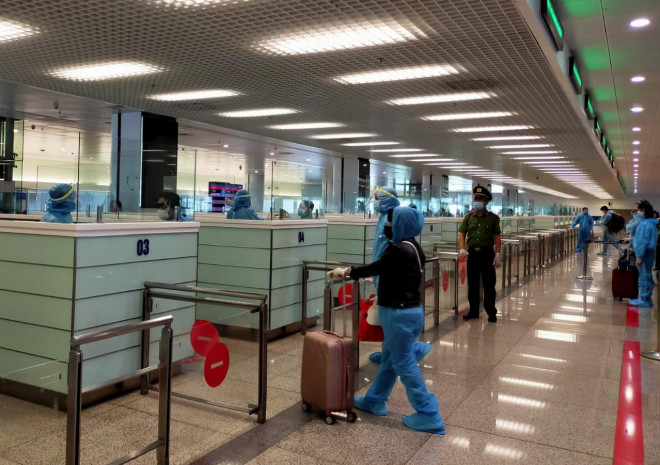 Công dân Việt Nam nhập cảnh tại sân bay Nội Bài - Ảnh: Dương Ngọc