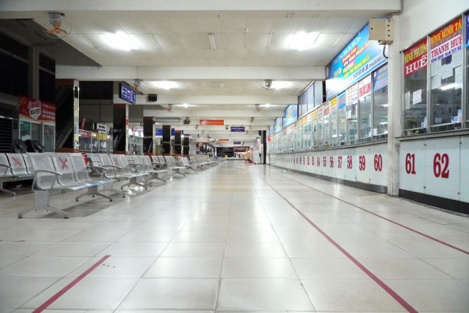 Tối 31-1 (tức 29 tháng Chạp), Bến xe miền Đông (quận Bình Thạnh, TP HCM) vắng lặng trước thời khắc giao thừa năm Nhâm Dần 2022.