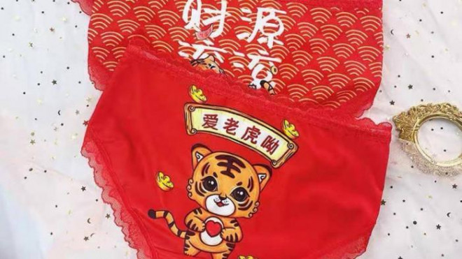 Người Trung Quốc có tập tục mặc đồ lót đỏ dịp Tết Nguyên đán để cầu may mắn.