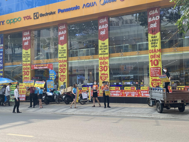 Nhân viên Điện máy Xanh xuống vỉa hè mời gọi khách