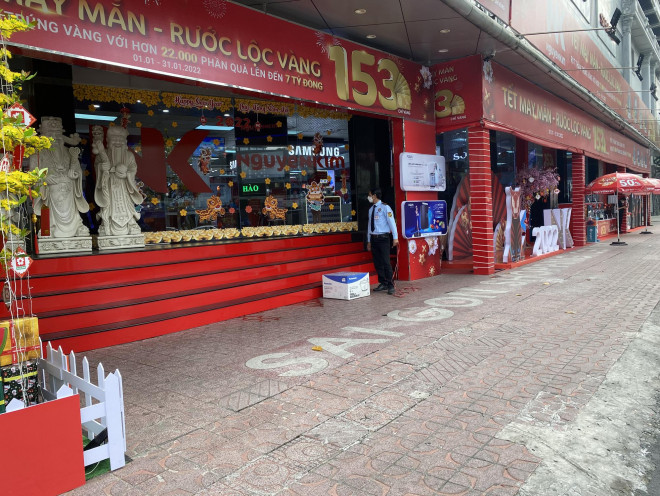 Điện máy Nguyễn Kim trên đường Trần Hưng Đạo, quận 1, TP HCM, vắng khách dịp Tết