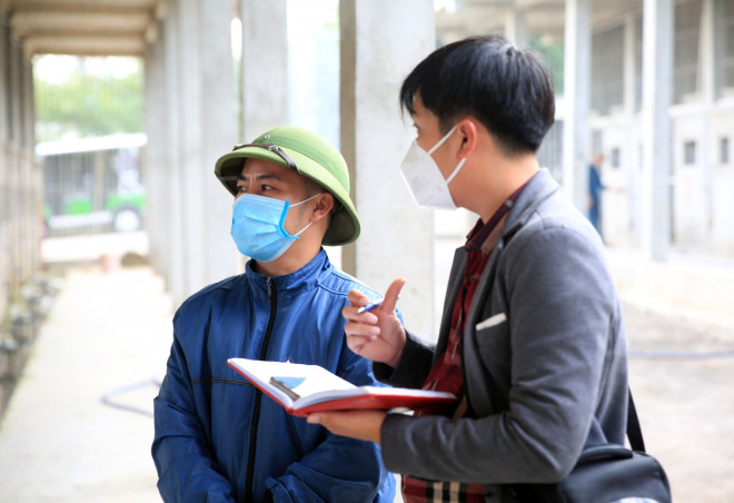 Anh Thế trao đổi với phóng viên ĐS&PL về quá trình chăm nuôi hổ.