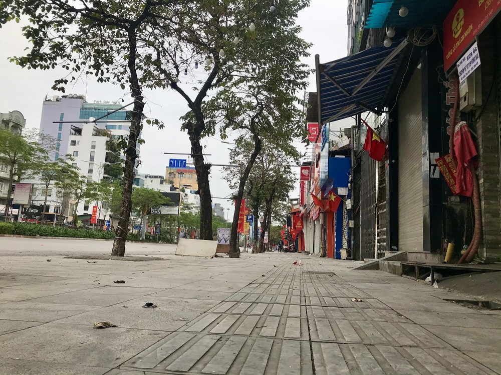 Vẻ tĩnh lặng, đẹp dịu dàng rất lạ của đường phố Hà Nội, TP.HCM sáng đầu năm mới - 3