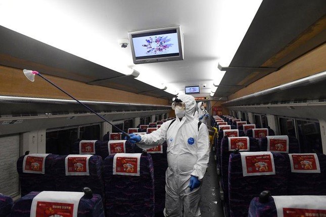 Phun khử khuẩn phòng ngừa COVID-19 trên tàu chở khách ở Nam Ninh (Trung Quốc). Ảnh: AP