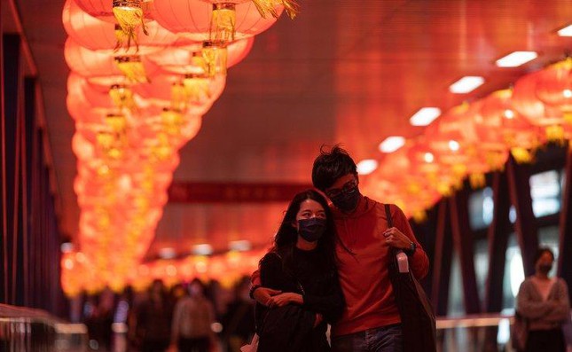 Một cây cầu đi bộ được trang hoàng bằng đèn lồng đỏ ở Hồng Kông (Trung Quốc). Ảnh: EPA