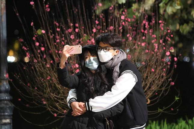 Mặc dù Hà Nội không tổ chức bắn pháo hoa nhưng nhiều người dân, giới trẻ vẫn chọn bờ hồ Hoàn Kiếm để đón năm mới Nhâm Dần 2022.