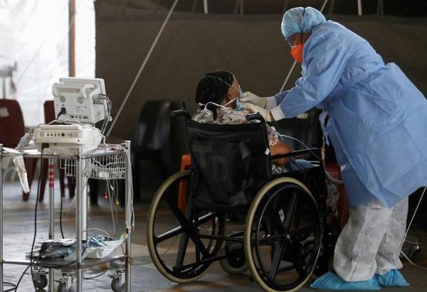 Nhân viên y tế chăm sóc cho bệnh nhân COVID-19 ở Nam Phi. Ảnh: Reuters