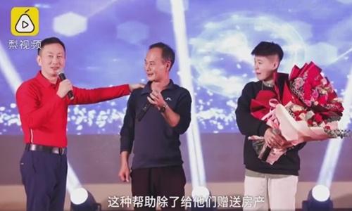 Lãnh đạo công ty tại tỉnh Quảng Đông (trái) trao quà thưởng cuối năm là căn hộ trị giá 2 triệu Nhân dân tệ (287.000 USD) cho 2 nhân viên.