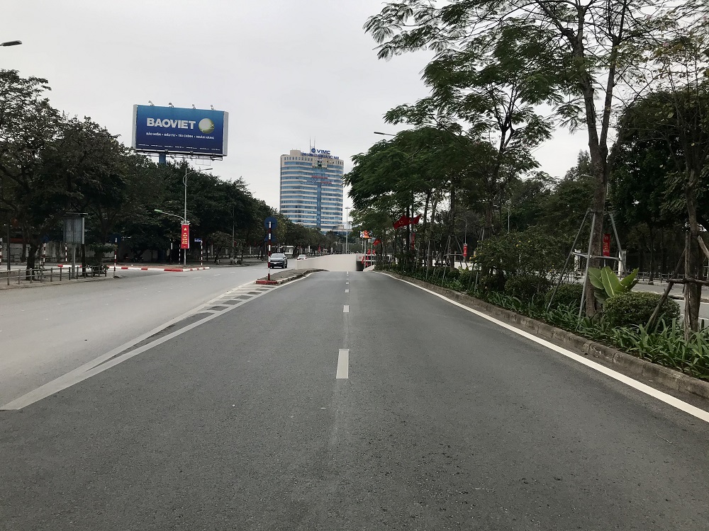 Vẻ tĩnh lặng, đẹp dịu dàng rất lạ của đường phố Hà Nội, TP.HCM sáng đầu năm mới - 4