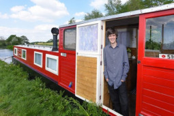 Kinh doanh - Chàng trai 18 tuổi gây bất ngờ khi biến con thuyền cũ nát thành căn nhà tiện nghi