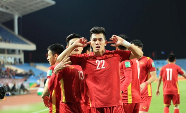Tối mùng 1, tuyển Việt Nam có trận đấu thành công trước đội tuyển Trung Quốc. Thầy trò HLV Park khiến hàng triệu người hâm mộ vỡ òa khi dẫn trước tuyển Trung Quốc và giành chiến thắng 3-0.
