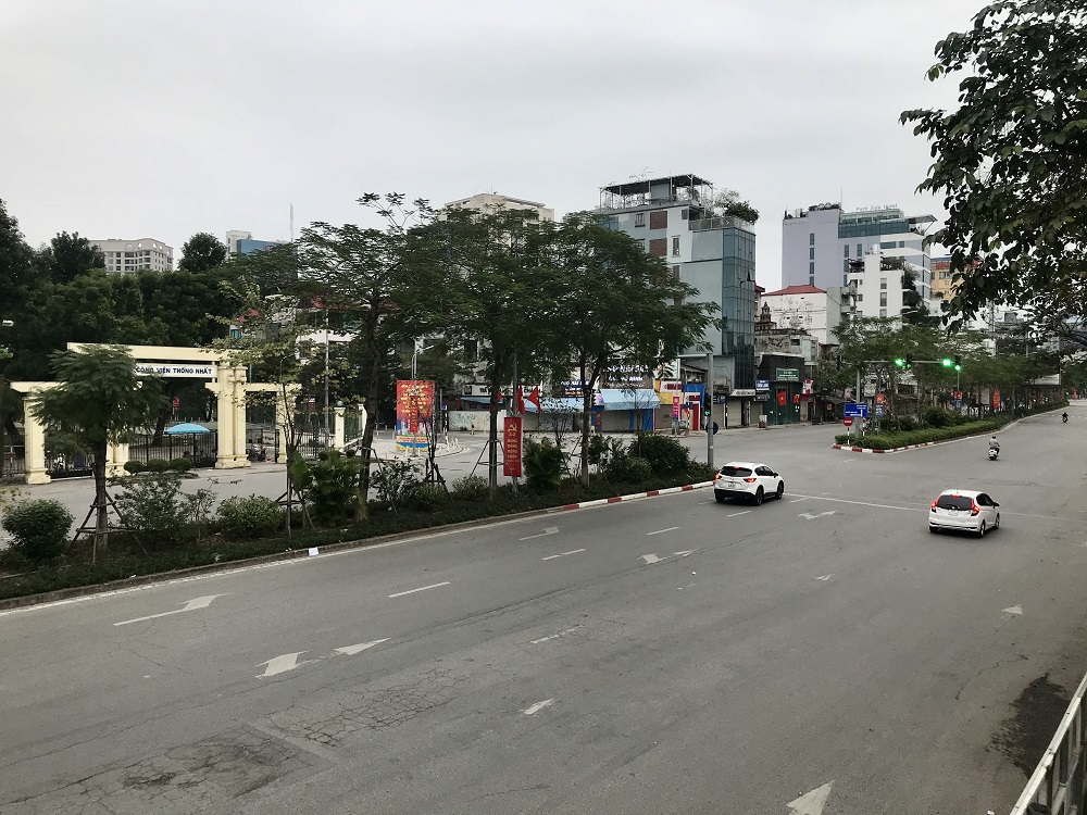 Vẻ tĩnh lặng, đẹp dịu dàng rất lạ của đường phố Hà Nội, TP.HCM sáng đầu năm mới - 5
