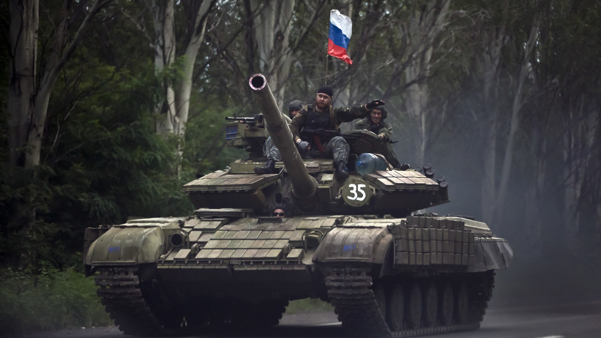 Phe ly khai miền đông Ukraine điều khiển một chiếc xe tăng có gắn cờ Nga.