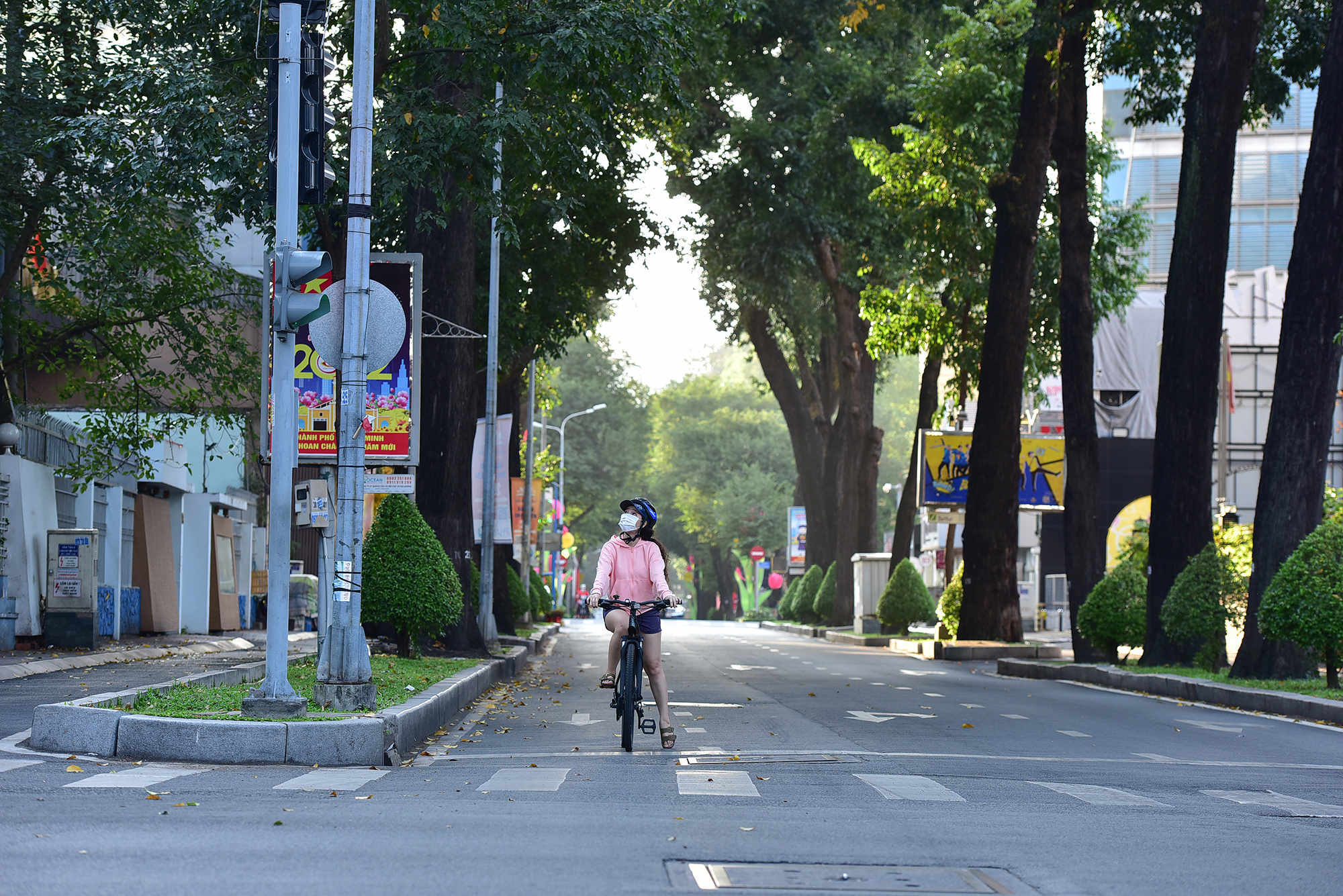 Vẻ tĩnh lặng, đẹp dịu dàng rất lạ của đường phố Hà Nội, TP.HCM sáng đầu năm mới - 29