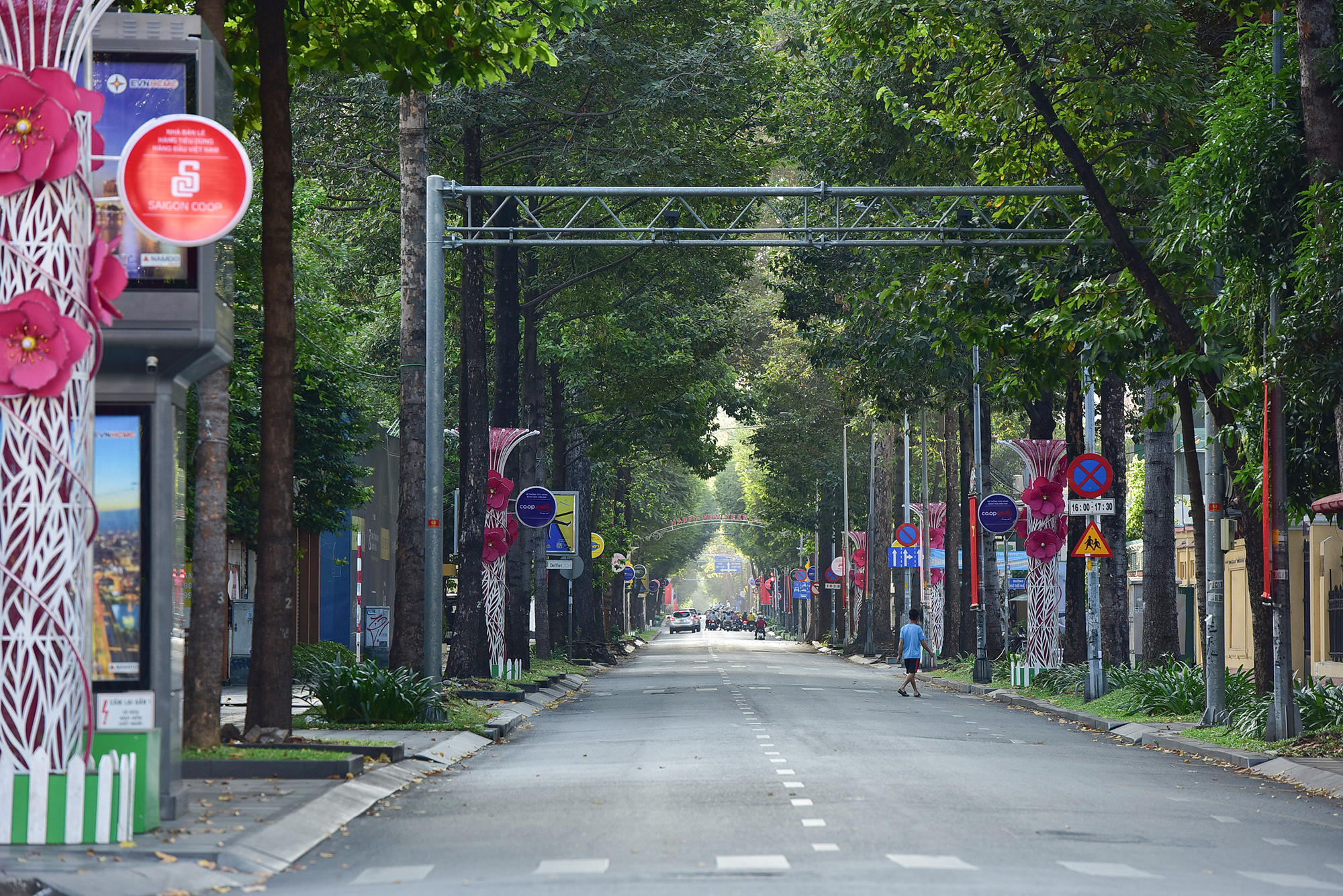 Vẻ tĩnh lặng, đẹp dịu dàng rất lạ của đường phố Hà Nội, TP.HCM sáng đầu năm mới - 30