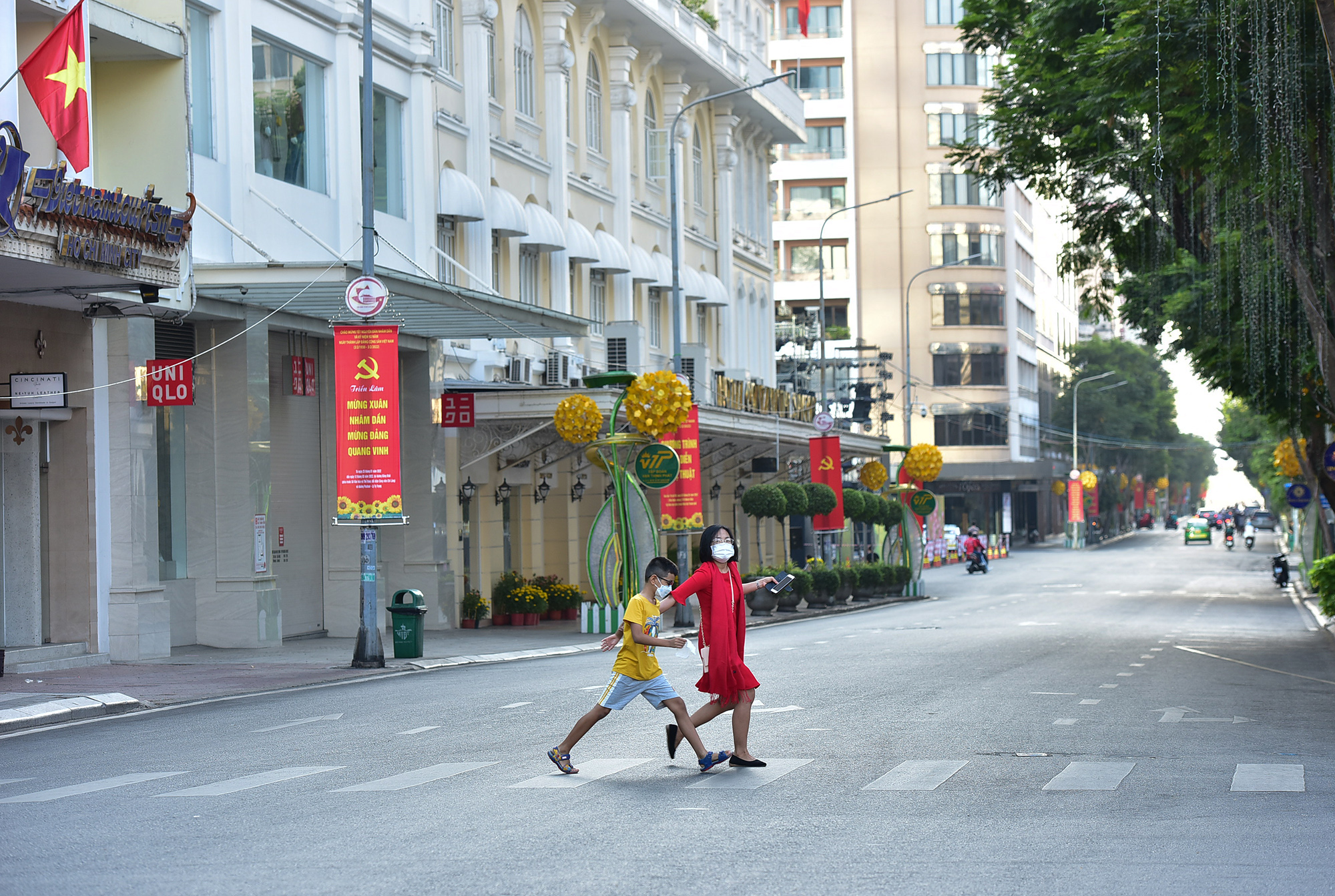Vẻ tĩnh lặng, đẹp dịu dàng rất lạ của đường phố Hà Nội, TP.HCM sáng đầu năm mới - 32
