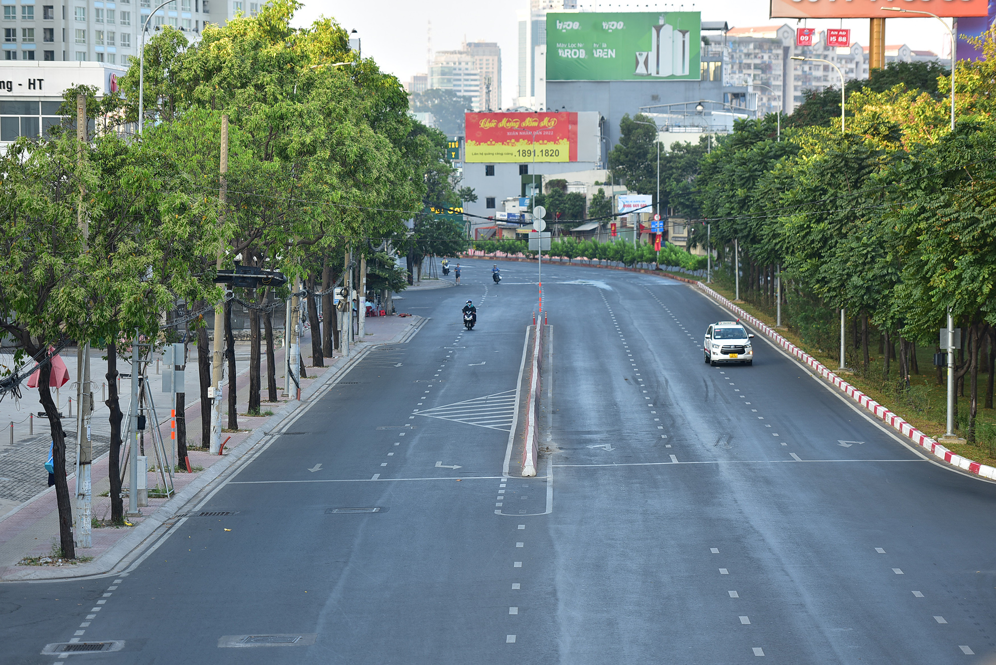 Vẻ tĩnh lặng, đẹp dịu dàng rất lạ của đường phố Hà Nội, TP.HCM sáng đầu năm mới - 20