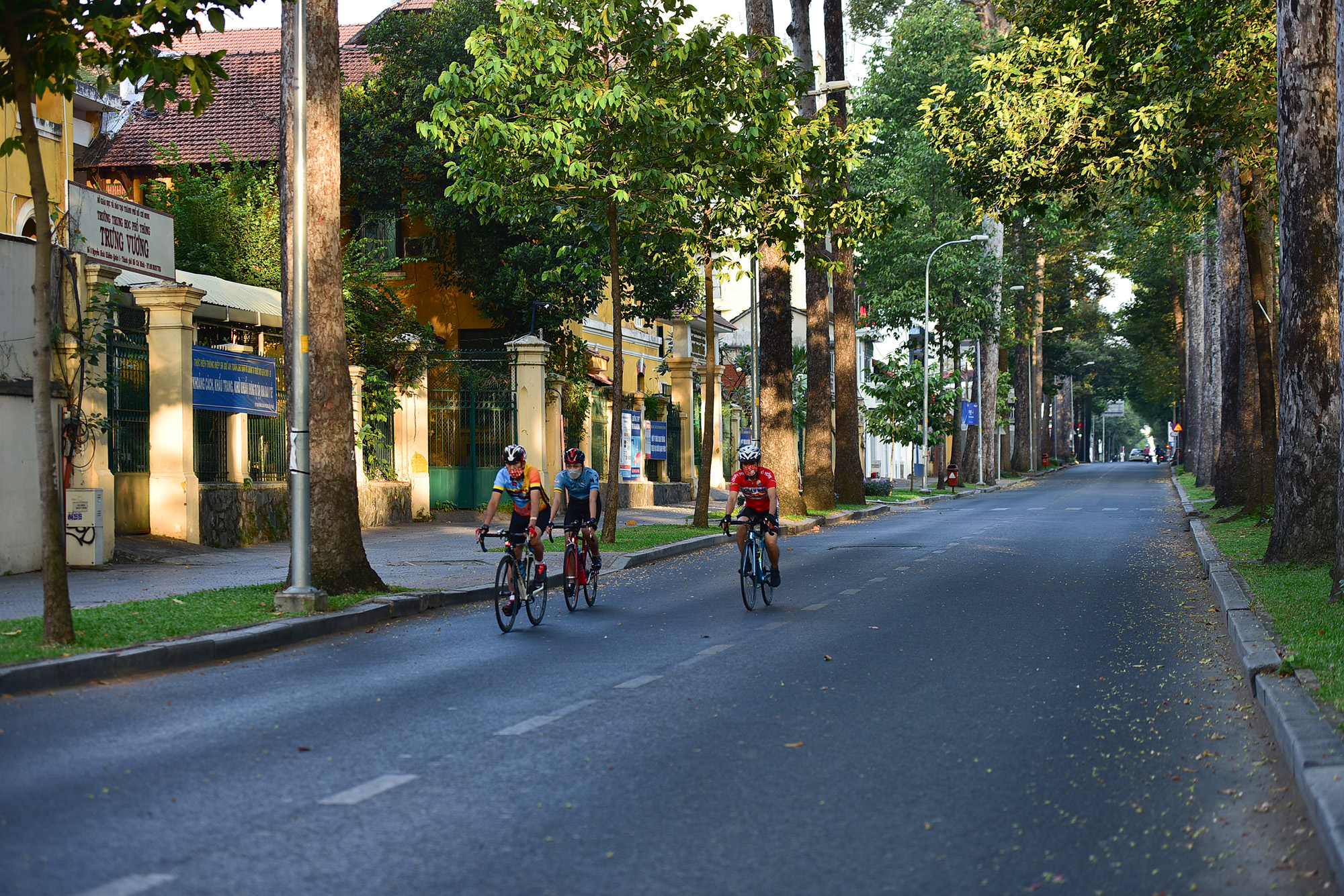 Vẻ tĩnh lặng, đẹp dịu dàng rất lạ của đường phố Hà Nội, TP.HCM sáng đầu năm mới - 21