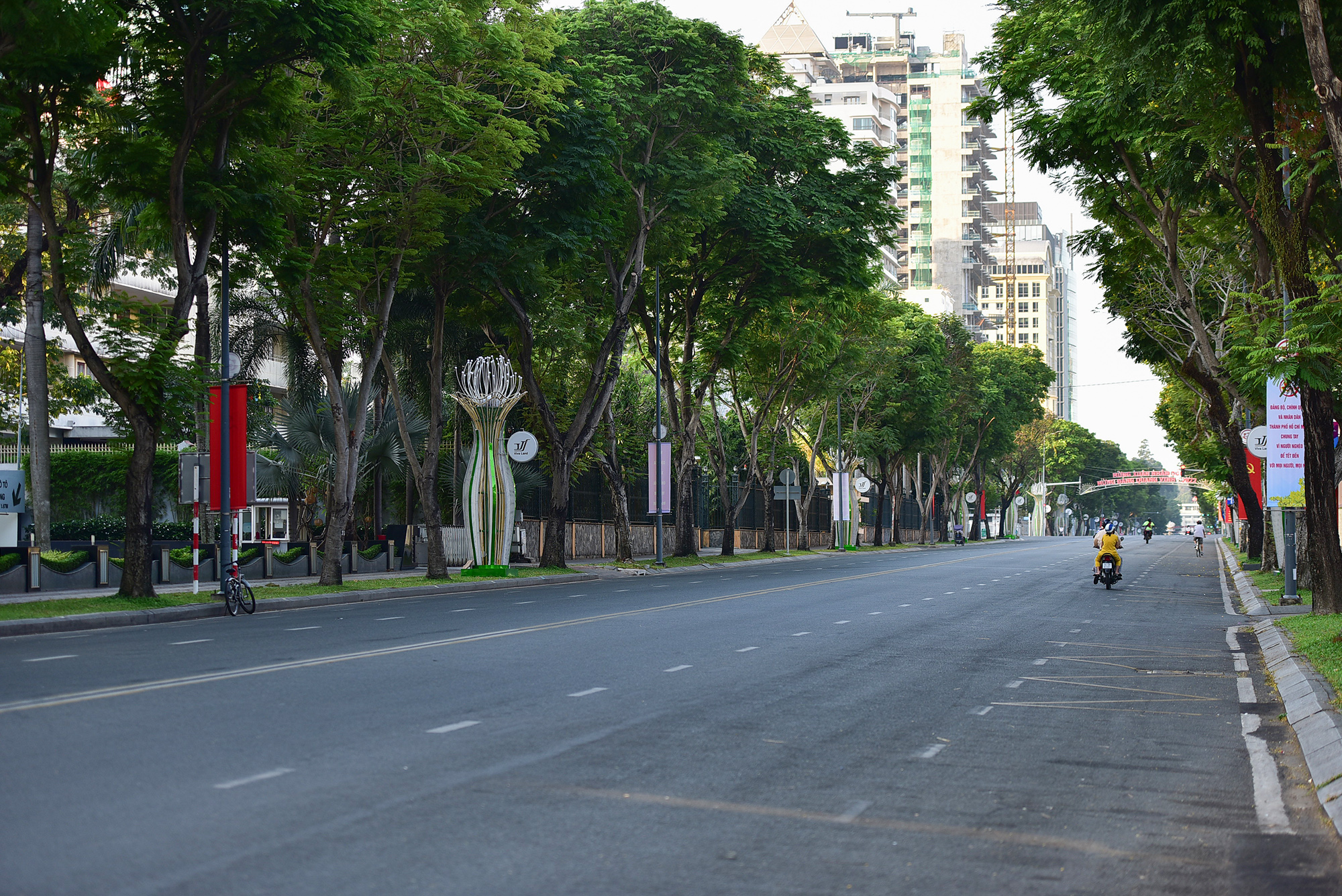 Vẻ tĩnh lặng, đẹp dịu dàng rất lạ của đường phố Hà Nội, TP.HCM sáng đầu năm mới - 22