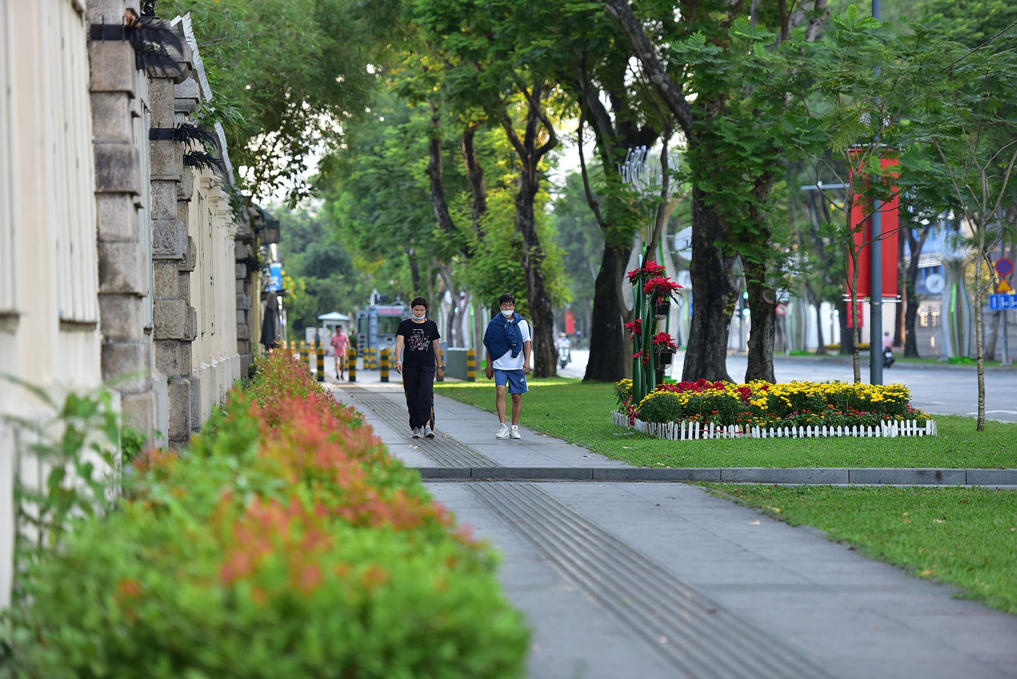 Vẻ tĩnh lặng, đẹp dịu dàng rất lạ của đường phố Hà Nội, TP.HCM sáng đầu năm mới - 23