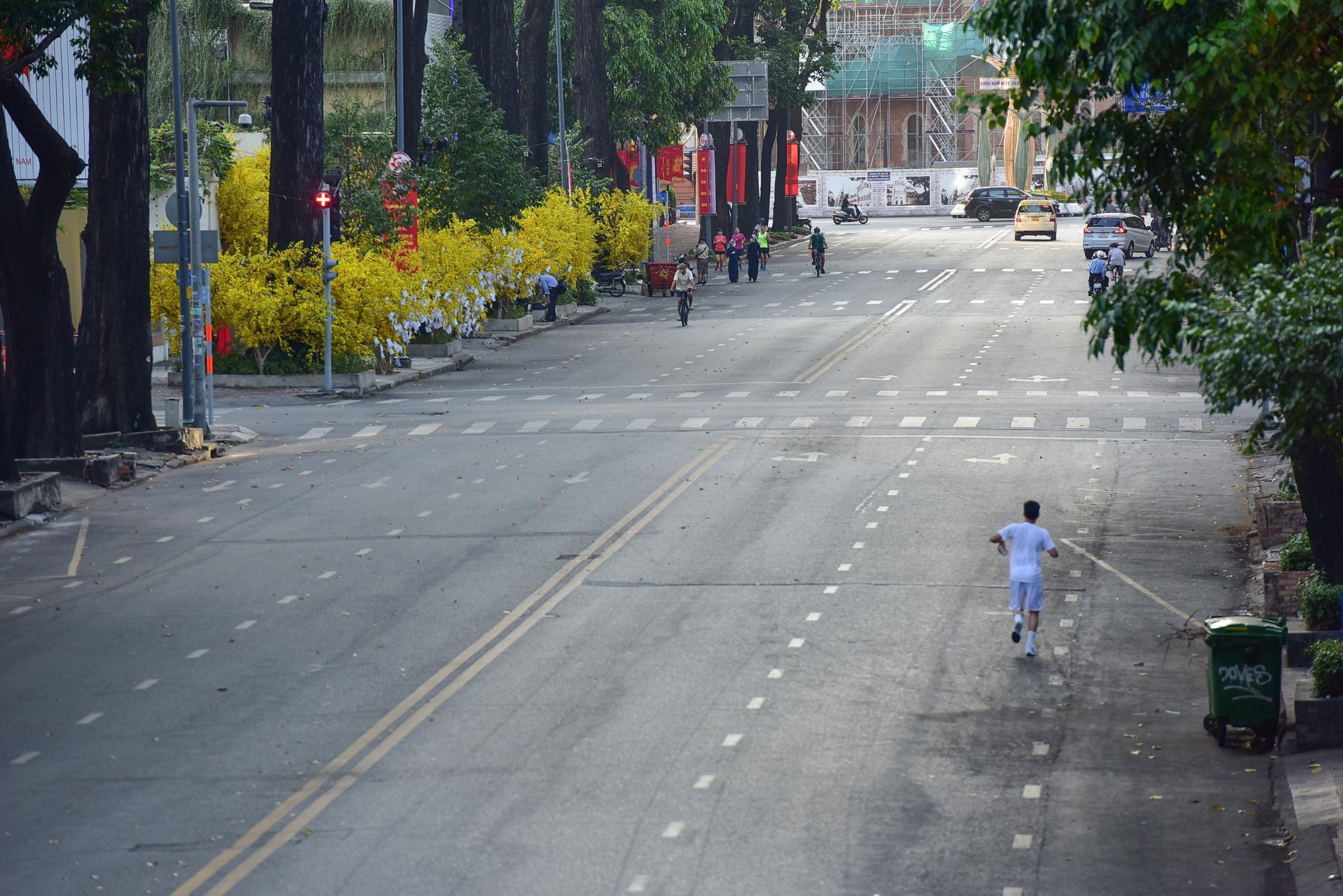 Vẻ tĩnh lặng, đẹp dịu dàng rất lạ của đường phố Hà Nội, TP.HCM sáng đầu năm mới - 24