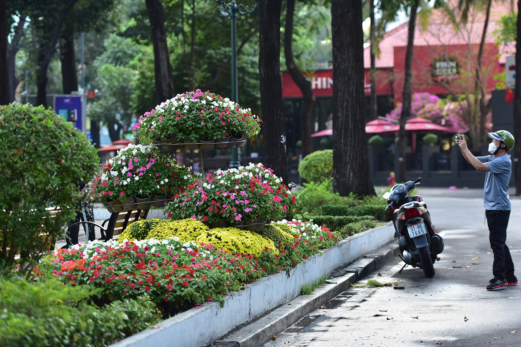 Vẻ tĩnh lặng, đẹp dịu dàng rất lạ của đường phố Hà Nội, TP.HCM sáng đầu năm mới - 26
