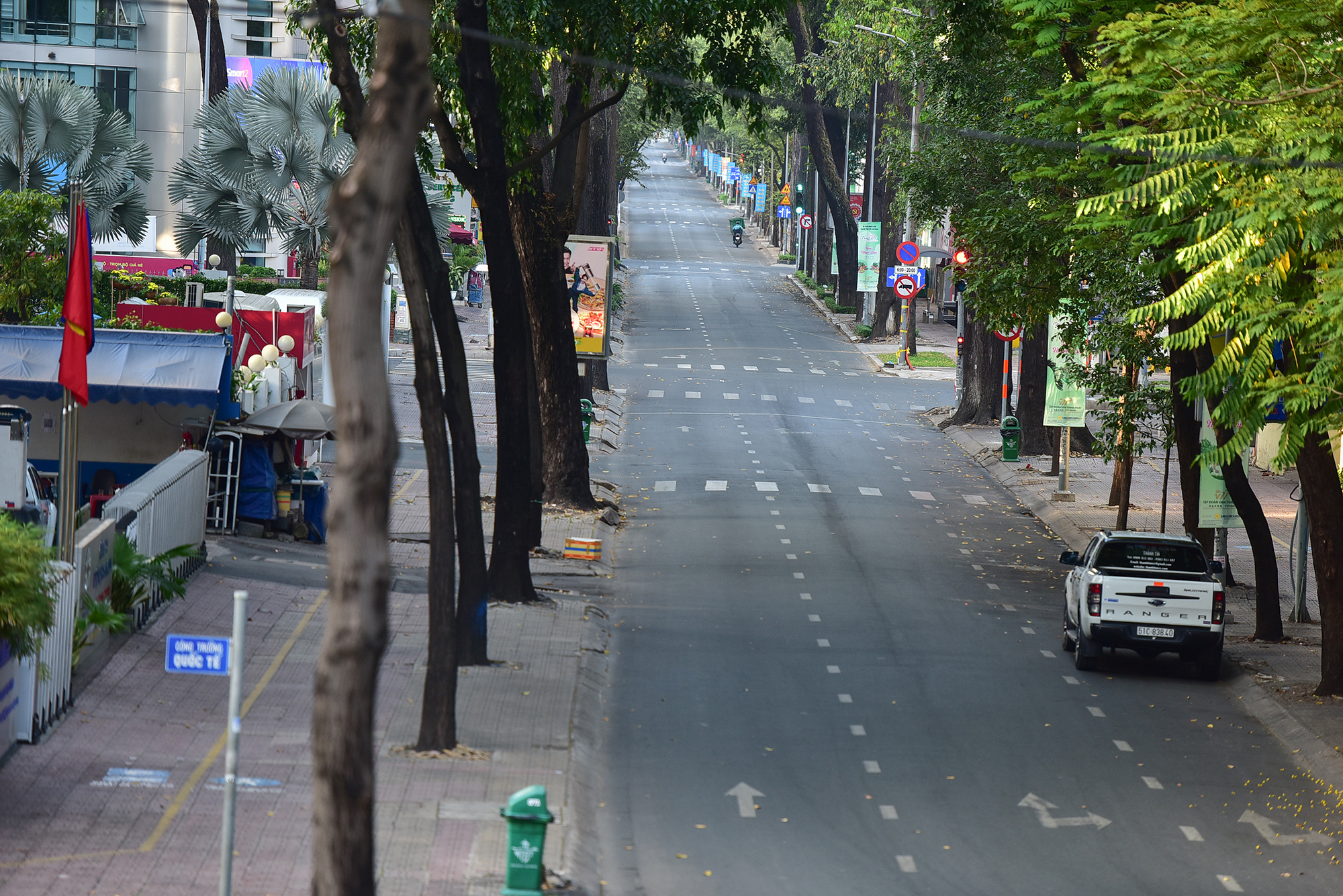 Vẻ tĩnh lặng, đẹp dịu dàng rất lạ của đường phố Hà Nội, TP.HCM sáng đầu năm mới - 27