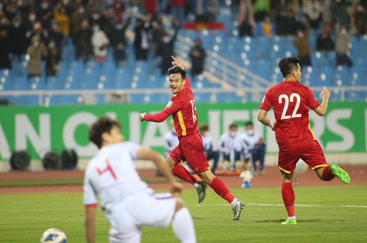 ĐT Việt Nam có thắng lợi tưng bừng trước ĐT Trung Quốc giúp các fan nhà mở hội ở sân Mỹ Đình tối mồng 1 Tết Nhâm Dần