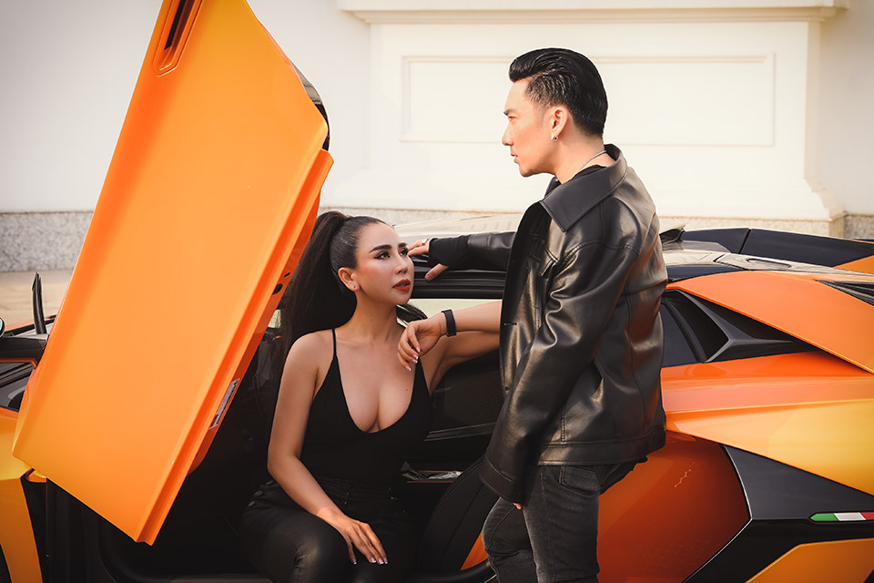 Quang Hà lái Lamborghini 70 tỷ chở nữ CEO nóng bỏng du xuân gây náo loạn ngày mùng 1 Tết - 4