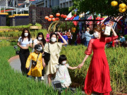 Người dân đổ về trung tâm TP.HCM du xuân ngày đầu năm