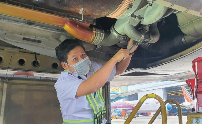 Gần 2 năm nay, anh Nguyễn Tiến Đô làm công việc bảo quản động cơ máy bay do máy bay phải dừng bay vì Covid-19