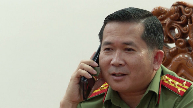 Đại tá Đinh Văn Nơi, Giám đốc Công an tỉnh An Giang, thường xuyên tiếp nhận cuộc gọi của người dân
