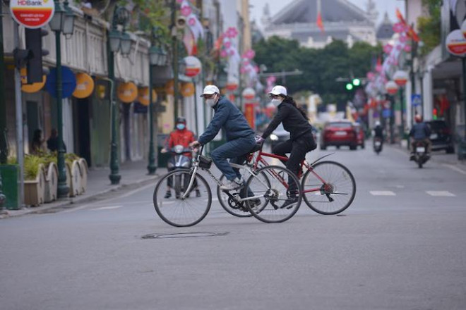 Người dân Hà Nội đạp xe tập thể dục trong rét đậm, rét hại - Ảnh: Như Thanh