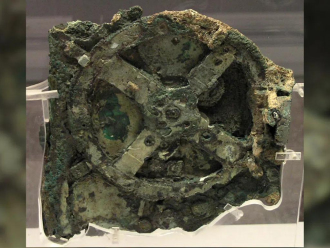 Cỗ máy Antikythera khai quật được. Ảnh: Wikipedia Commons