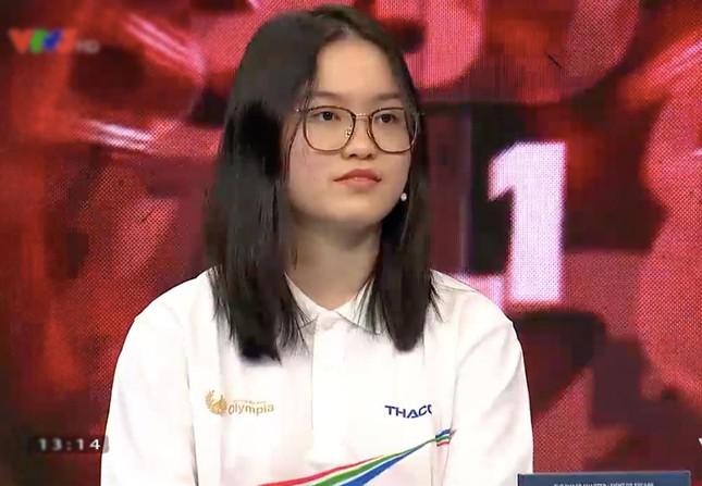 Nữ thí sinh Quỳnh Chi nhanh chóng giải được từ khóa trong phần thi "Vượt chướng ngại vật".