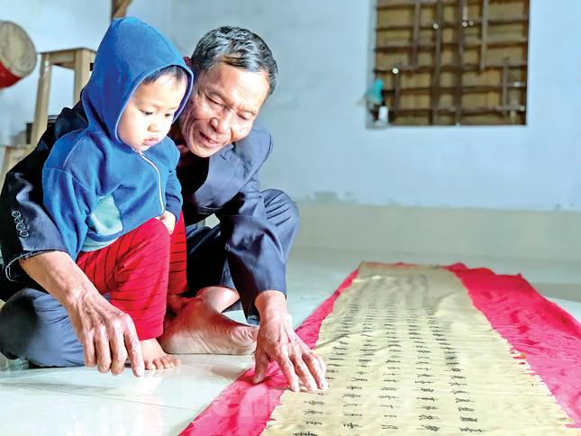 Ông Tân -người lưu giữ sắc phong lụa gấm được đánh giá là dài nhất Việt Nam