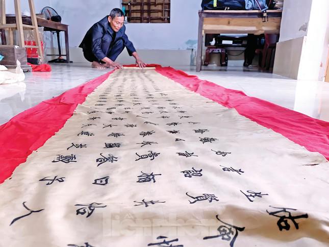 Cận cảnh sắc phong lụa gấm dài nhất Việt Nam Linh hồn của làng