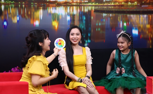 MC Ốc Thanh Vân, Bích Trâm và Linh Trâm tại chương trình "Điều con muốn nói"