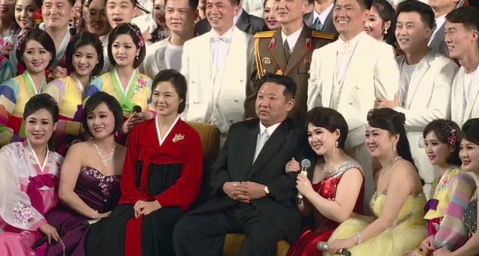 Vợ nhà lãnh đạo Triều Tiên Kim Jong Un xuất hiện cùng chồng vào ngày 1.2.