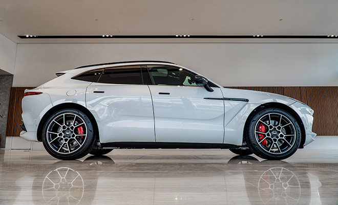 Siêu xe SUV Aston Martin DBX chính hãng 13 tỷ đồng về tay chủ nhân mới - 4