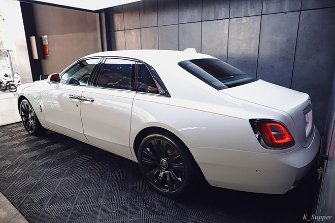 Ảnh thực tế Rolls-Royce Ghost 2022 nội thất "hơi mệt" tại Việt Nam - 4