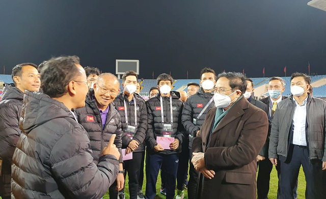 Thủ tướng chúc mừng năm mới và lì xì cho Ban huấn luyện và các cầu thủ ĐT Việt Nam
