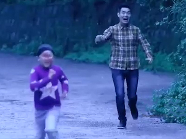 Cười 24H - Người đàn ông đi làm ăn xa về nhà vô tình phát hiện nuôi con cho hàng xóm