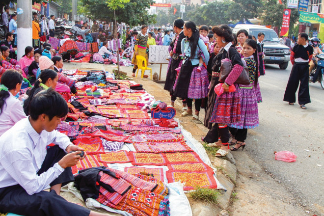 Những tấm vải thổ cẩm muôn màu muôn vẻ. Ảnh: Dương Vân Anh